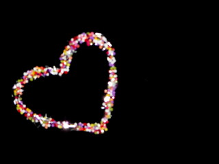 красивое блестящее разноцветное сердце на черном фоне, размытый контур сердце       