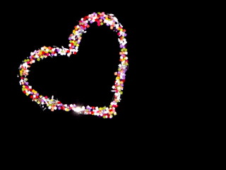 красивое блестящее разноцветное сердце на черном фоне, размытый контур сердце       