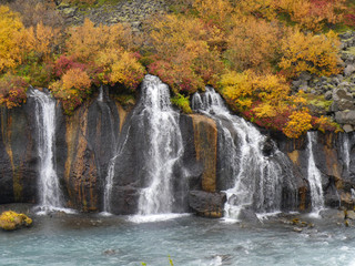 Fototapeta na wymiar Die Wasserfälle Hraunfossar im Westen von Island im Herbst