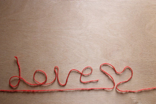 Надпись "Love" красной нитью