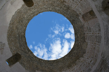 kamena kupola sa otvorenim krovom
