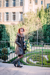 Femme et fillette dans les jardin du centre  d'art Caumont à Aix