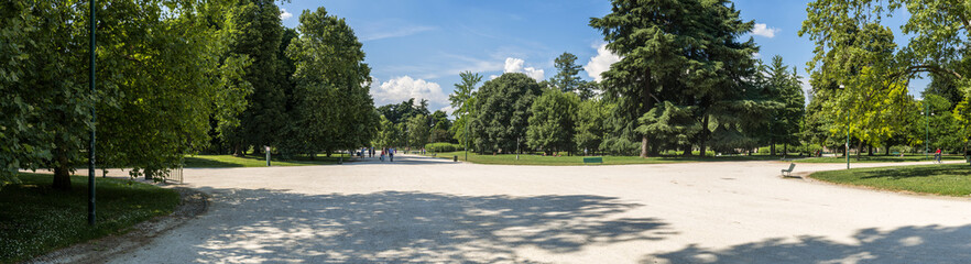 Scorcio panoramico di Parco Sempione a Milano con la piazza e le vie che si svincolano da essa.