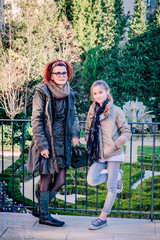 Femme dans les jardin du centre  d'art Caumont à Aix