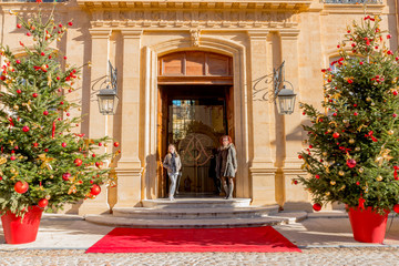 Femme devant le centre  d'art Caumont à Aix