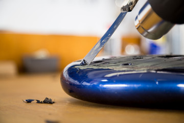 Lutnik pracuje nad instrumentem 