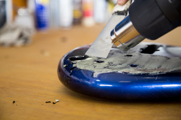 Lutnik pracuje nad instrumentem 