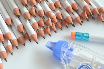 ołówki i przybory szkolne