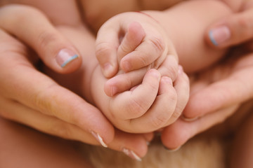 Mom keeps the handles of the kid