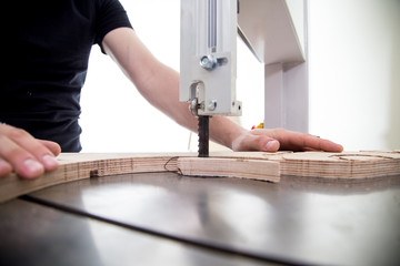 Lutnik naprawia gitarę 