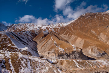 Kaukaz - Gruzja w zimowej szacie. Caucassus mountains in Georgia. © rogozinski