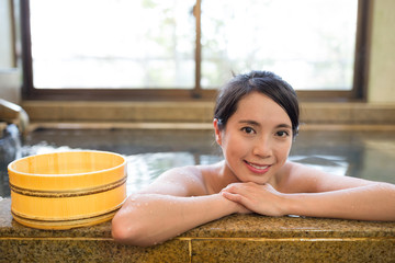 Obraz na płótnie Canvas Japanese women relaxing in the hot springs