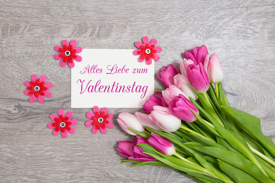 Tulpen und Karte zum Valentinstag