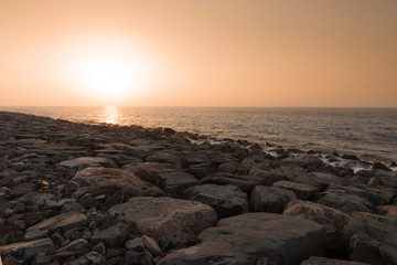Obraz premium seascape over rocks at sunset
