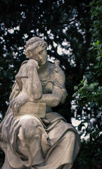 Fototapeta na wymiar male statue in boboli gardens
