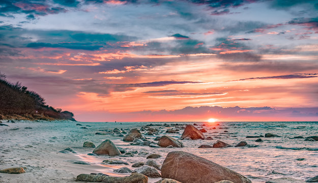 Sonnenuntergang im Meer der Ostsee bei Dranske auf R&uuml;gen