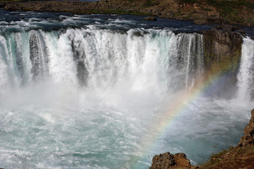 Godafoss Wasserfall mit Regenbogen in Island