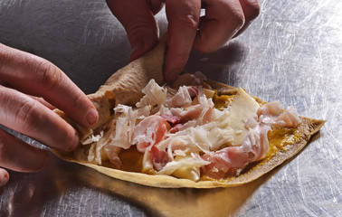 Preparando envoltijo de queso huevo y jamon.