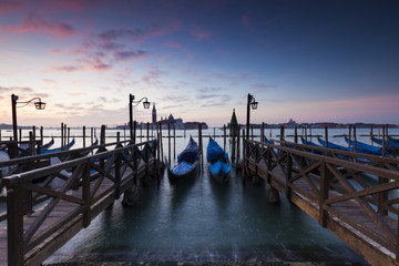 Fototapeta na wymiar Die Gondeln von Venedig am Markusplatz mit Blick auf die Insel San Giorgio