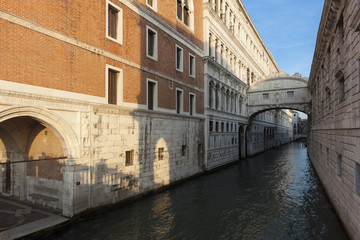 Fototapeta na wymiar Blick auf die Seufzerbrücke von Venedig