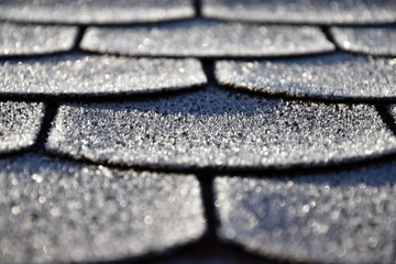 Roof with asphalt shingles is frostbitten.