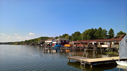 Fototapeta na wymiar Bootshäuser am Inselsee