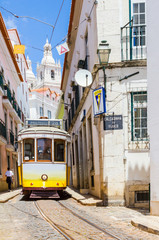 Plakat Die berühmte Straßenbahn durch die engen Gassen von Alfama in Lissabon, Portugal.