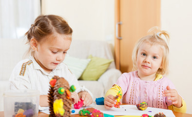 Obraz na płótnie Canvas Preschoolers molding figurines