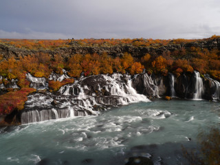 Die Wasserfälle Hraunfossar im Westen von Island im Herbst