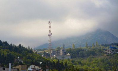 Obraz premium Low cloudiness over mountains and houses.Crimea.
