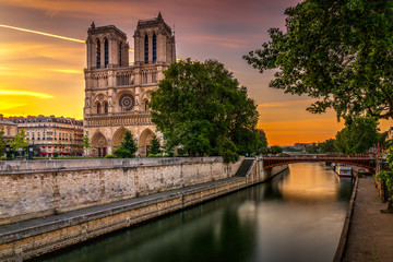 Fototapeta na wymiar Sunrise on Notre Dame de Paris