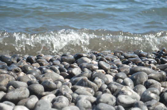 Steine am Strand von Wasser &uuml;bersp&uuml;lt