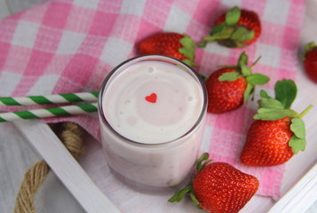 смузи клубничный со свежей клубникой