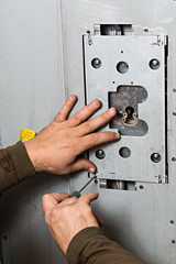 Cerrajero cambiando la cerradura en una puerta acorazada. 4