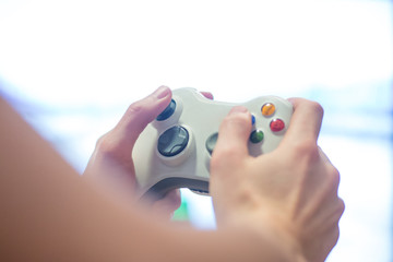 Game Controller retro in Männerhand 