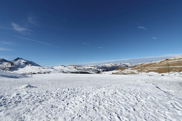 Fototapeta na wymiar Montagnes enneigées en Andorre