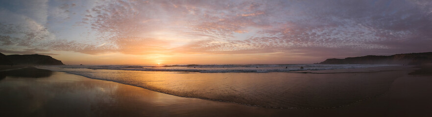 Grandioser Sonnenuntergang am Strand von Portugal als Panorama