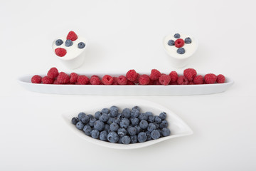 leckeres Yoghurt Dessert mit Himbeeren und Heidelbeeren