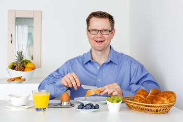 Mann geniesst ein gesundes, leckeres Frühstück