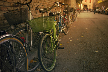Obraz premium Old bicycles by the wall