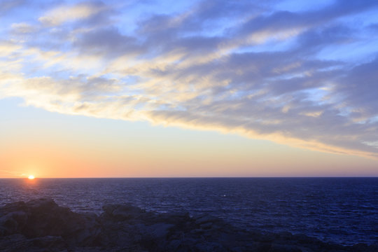In Sardegna mare e cielo, acqua e rocce, tramonti e alba, un isola in Italia 