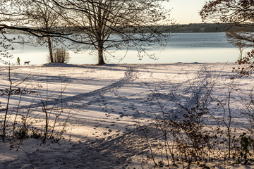 Fototapeta na wymiar Abendstimmung am winterlichen See