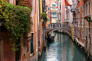 Fototapeta na wymiar Typical Venice canal with gondola