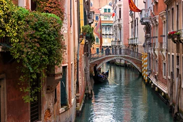 Foto auf Acrylglas Typischer Venedig-Kanal mit Gondel © massimop69