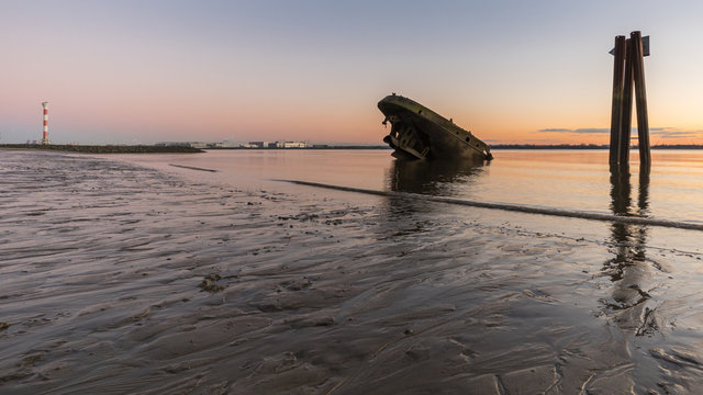 Wrack Wrack Wrack bilder – Bläddra bland 9,459 stockfoton, vektorer och videor ...