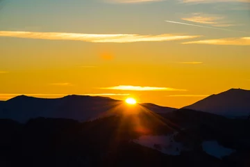 Fototapeten Amazing sunset in carpathian mountains © somra