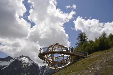 begehbare riesen-sonnenuhr &uuml;ber dem stubaital