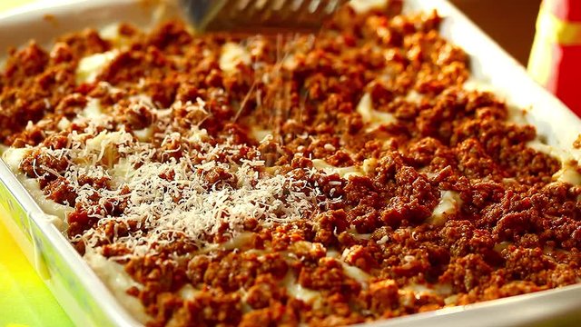 Preparation of lasagna with homemade gluten-free pasta