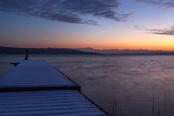 Obraz na płótnie Canvas Stimmungsvoller Sonnenuntergang am Steg im Winter