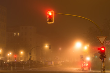 rote ampel nachts im nebel in berlin red traffic light at night
